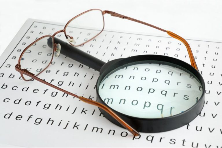 Porównanie okularów i soczewek kontaktowych dla dzieci: Wybór, który wpływa na ich komfort i rozwój wzroku