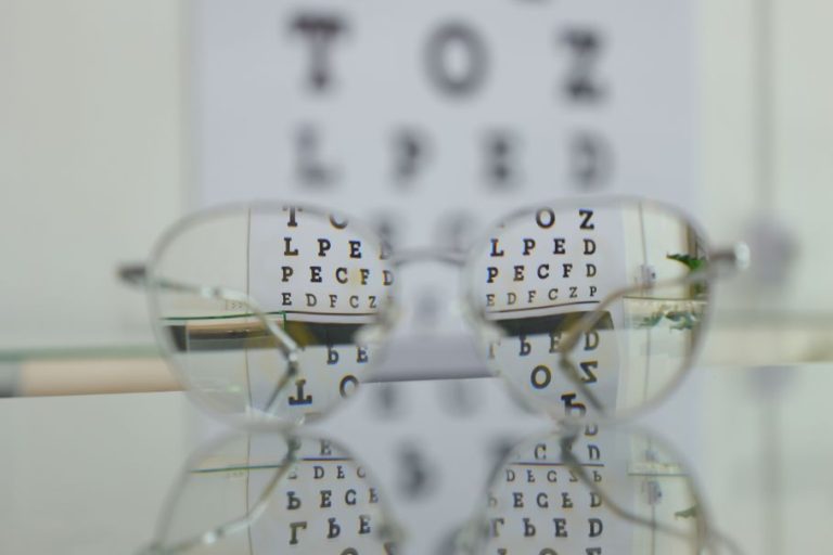 Radzenie sobie z mgławicą i parowaniem okularów u dzieci: Jak zapewnić komfort i klarowność widzenia?”